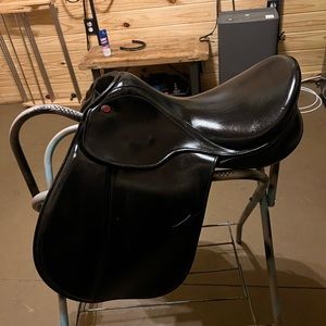 Courbette saddle 17.5